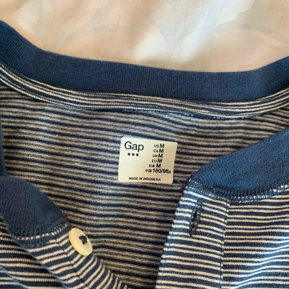 GAP Mens long sleeve striped top. Size Medium